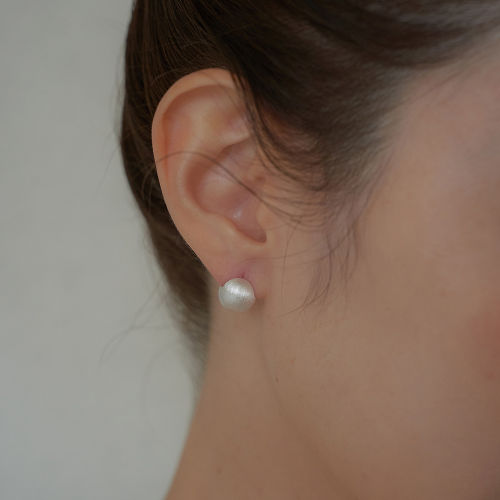(기간한정 10% 할인)sand texture earring(10mm)